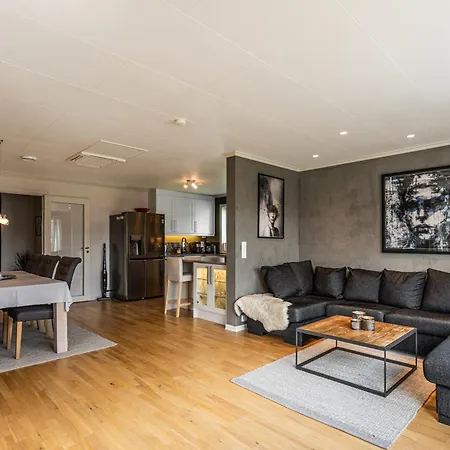 Family With Three Bedrooms In 올레순