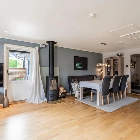 Family With Three Bedrooms In Villa Ålesund