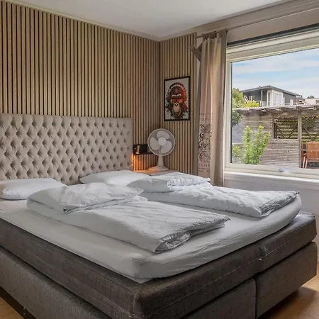 Family With Three Bedrooms In Villa Ålesund
